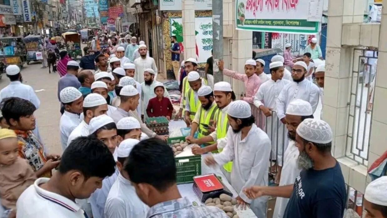 ক্রয়মূল্যে পণ্য বিক্রি করছে মাদারাসা ও কলেজ শিক্ষার্থীরা