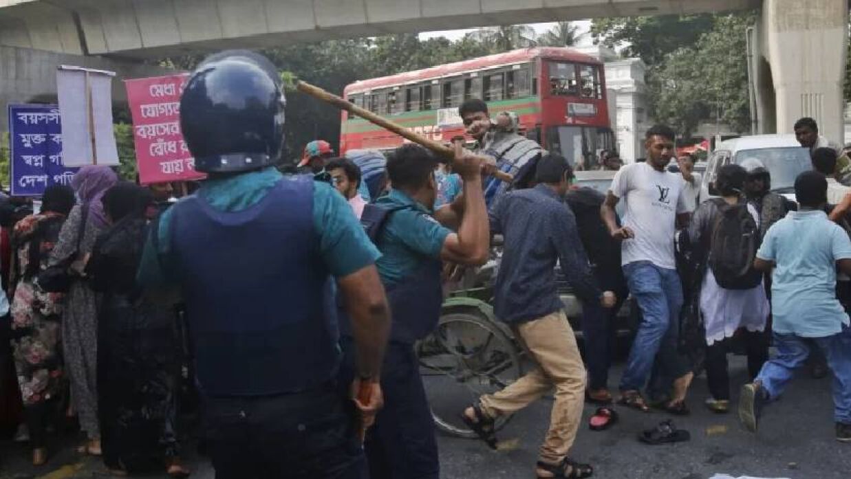 জলকামান ও লাঠিচার্জে ছত্রভঙ্গ আন্দোলনরত ৩৫ প্রত্যাশীরা