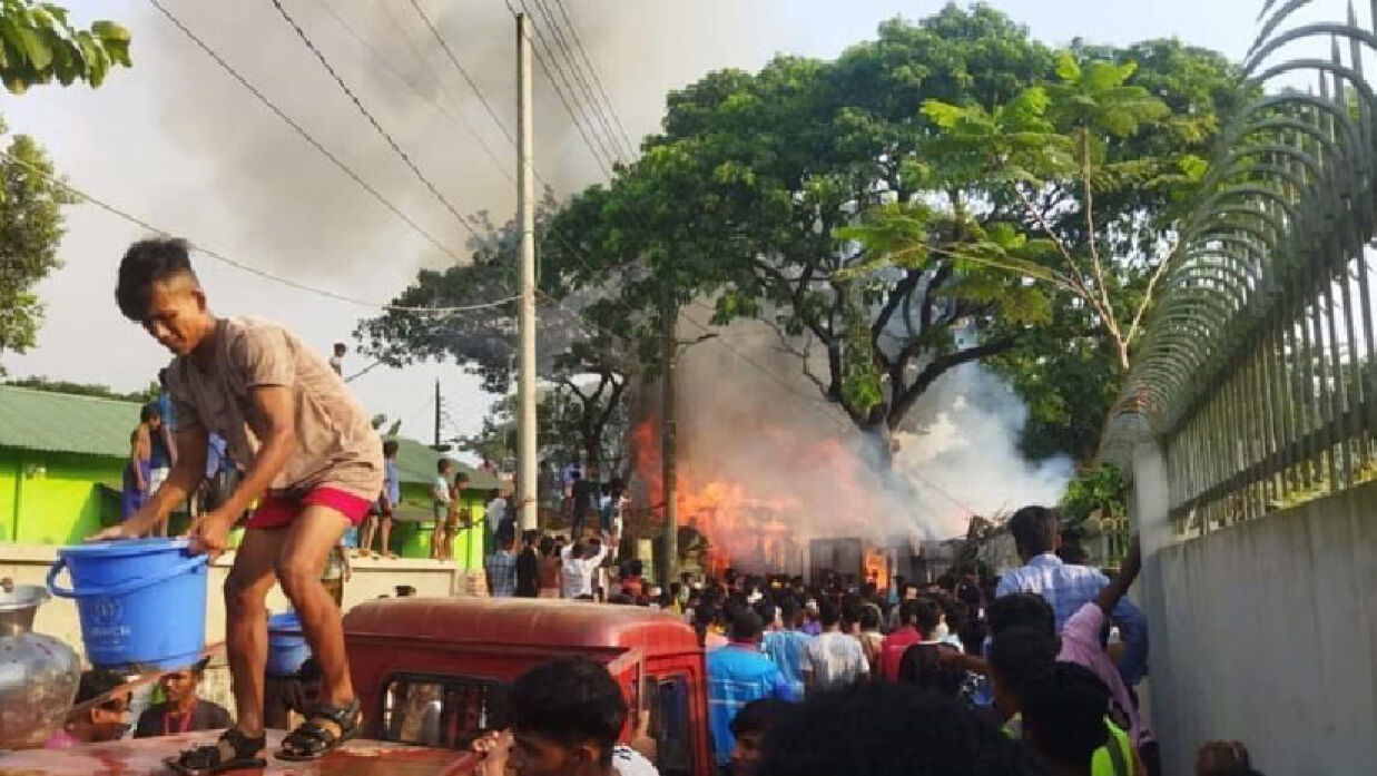 রোহিঙ্গা ক্যাম্পে আগুন