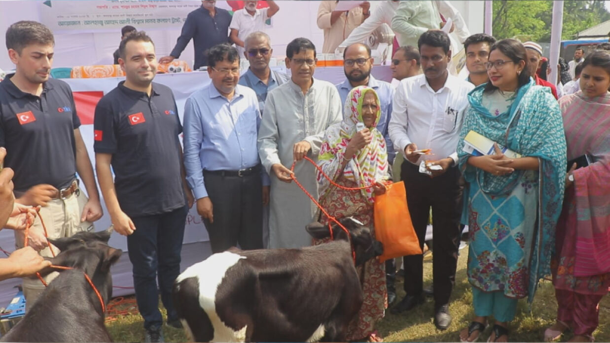 গাভী গরু ও সেলাই মেশিন উপকারভোগীদের হাতে তুলে দিচ্ছেন অতিথিরা