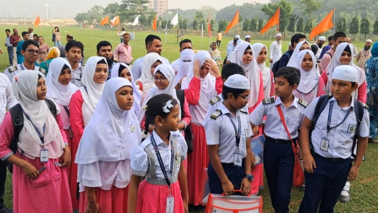  ইংলিশ অলিম্পিয়াডের সিজন-০৪ এর ঢাকা পর্বের বাছাই পর্বে অংশ নেওয়া শিক্ষার্থীদের একাংশ