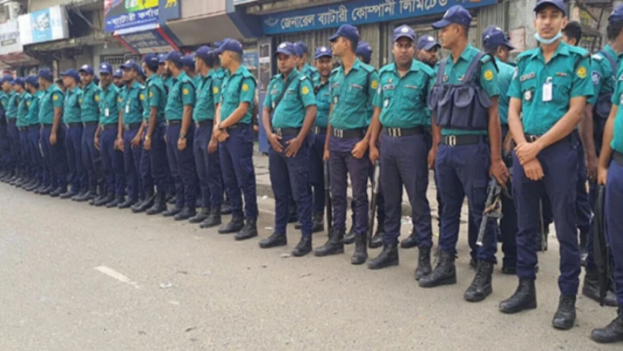 জাতীয় পার্টির কেন্দ্রীয় কার্যালয়ের সামনে সতর্ক অবস্থানে পুলিশ