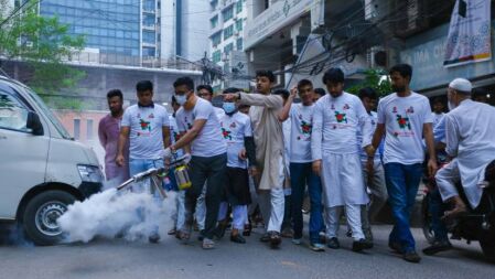 কাওরান বাজারে ড্রেন পরিষ্কার ও মশা নিধন স্প্রে কর্মসূচি ছাত্রদলের