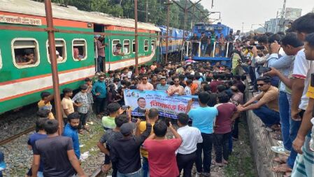 রাজবাড়ী‌তে দুই ট্রেন আটকে রেখে ছাত্রদলের বিক্ষোভ