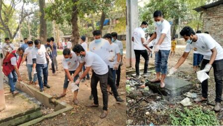 ঢাকা কলেজে ড্রেন পরিষ্কার ও মশা নিধন স্প্রে কর্মসূচি ছাত্রদলের