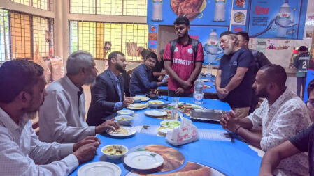 কুবির ক্যাফেটেরিয়ার খাবারের মান নিয়ে উপাচার্যের অসন্তোষ