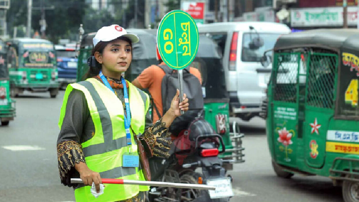 ট্রাফিক পুলিশের দায়িত্বে এক শিক্ষার্থী