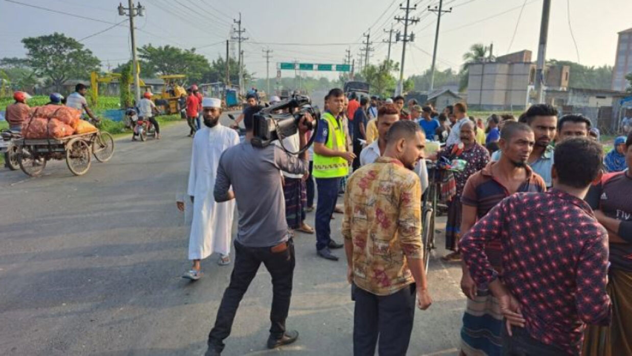 খুলনা-সাতক্ষীরা মহাসড়কে এ দুর্ঘটনা ঘটে