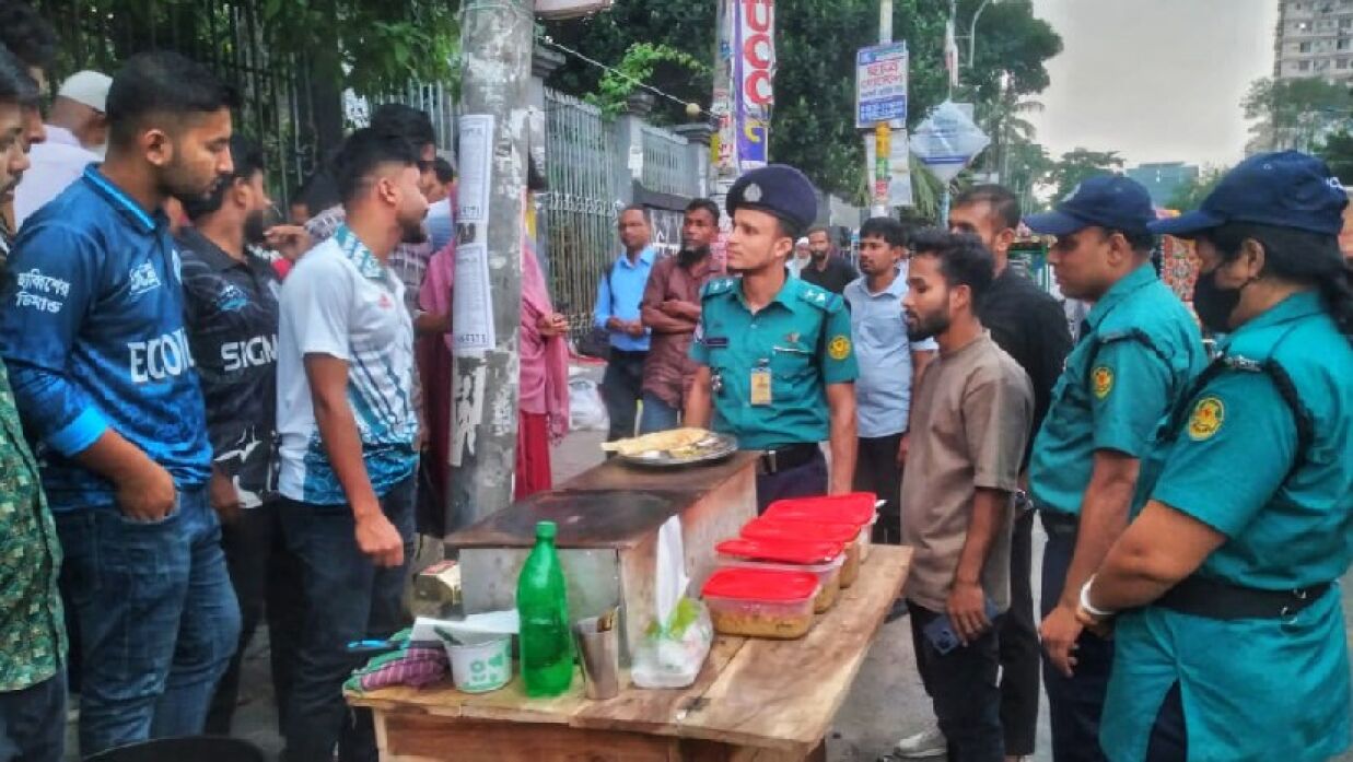 ফুটপাত দখলমুক্ত করতে পুলিশের অভিযান 