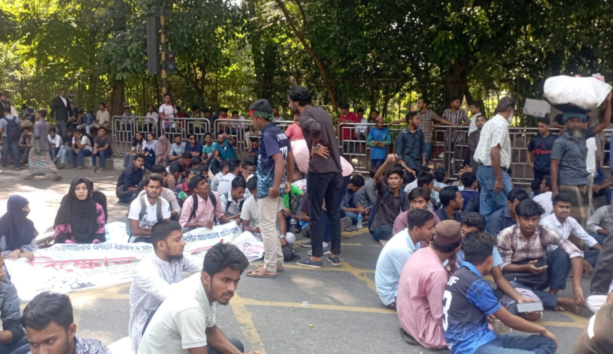 শিক্ষা মন্ত্রণালয়ের সামনের সড়ক অবরোধ করে বিক্ষোভ করছেন 
জবি শিক্ষার্থীরা