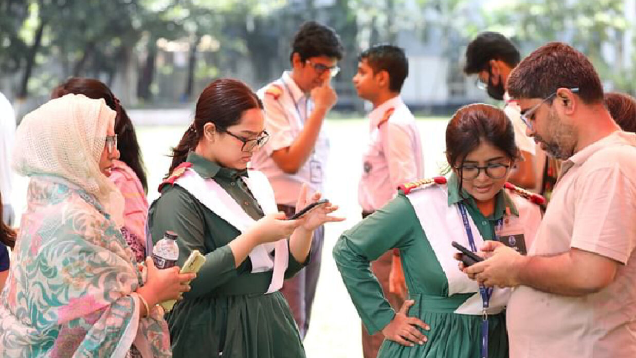 মুঠোফোনে এইচএসসি ও সমমান পরীক্ষার ফল দেখছেন শিক্ষার্থীরা