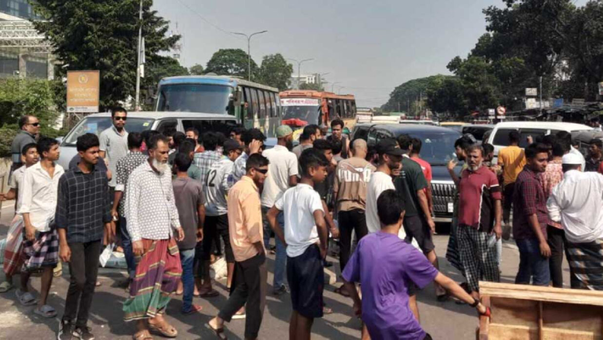 সড়ক বন্ধ করে দিয়েছেন আন্দোলনে আহতরা