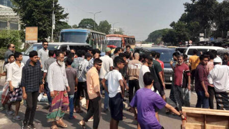 পঙ্গু হাসপাতালের সামনে সড়ক বন্ধ করে দিয়েছেন আন্দোলনে আহতরা