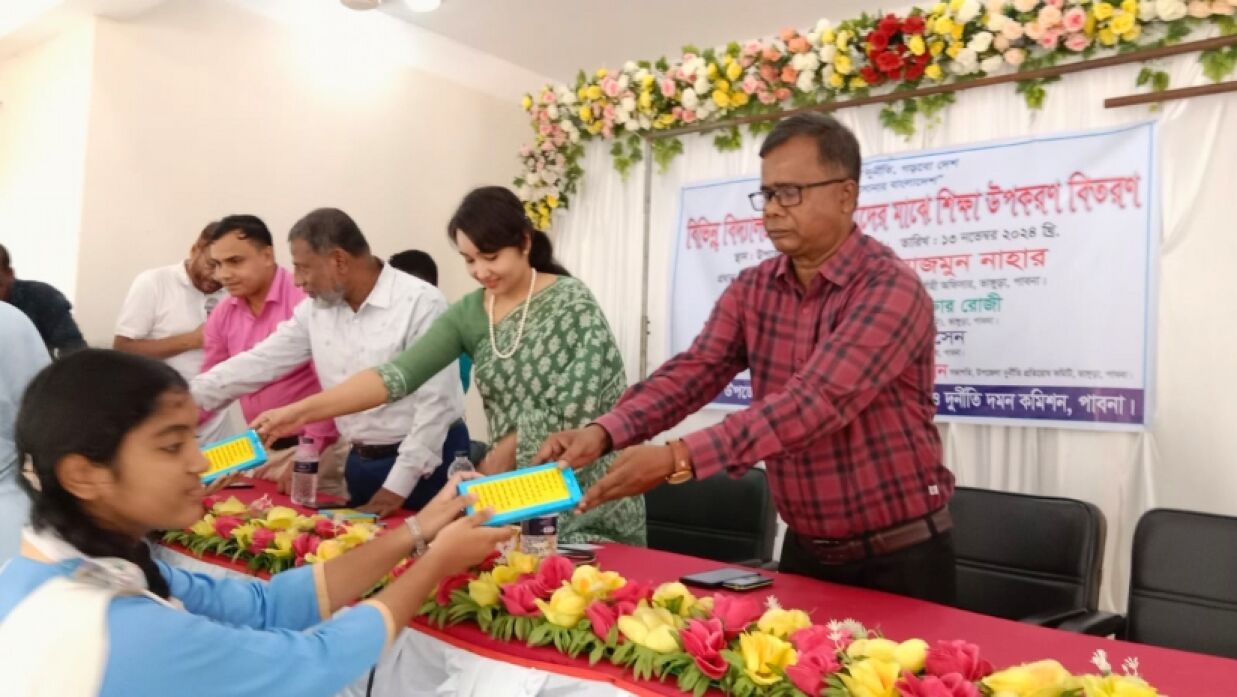 শিক্ষার্থীদের মাঝে শিক্ষা উপকরণ বিতরণ করছেন অতিথিরা