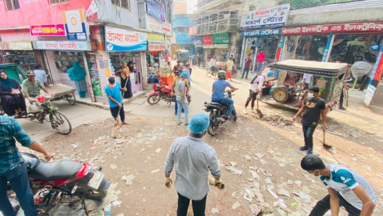 পৌরসভার সড়কে জমা থাকা ময়লা-আবর্জনা পরিষ্কার করছেন ছাত্রদলের নেতাকর্মীরা