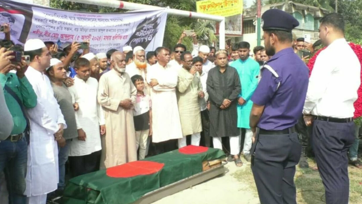 দাফনের আগে আবদুল্লাহকে গার্ড অব অনার দেওয়া হয় 