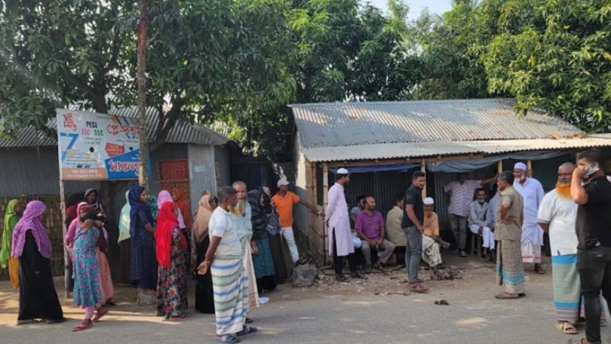 বিএনপির দু’পক্ষের সংঘর্ষের পর ভিড় করেন স্থানীয়রা।