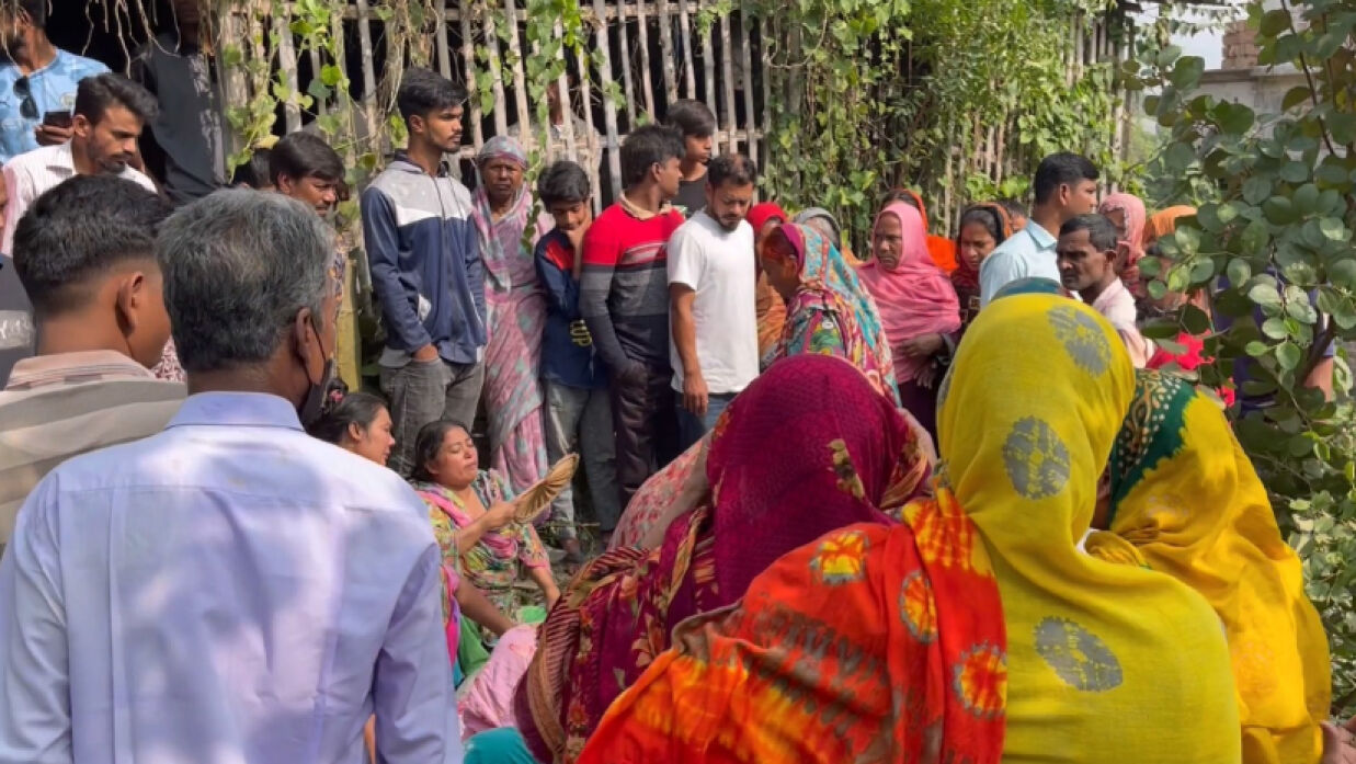 ওয়ালিফ হোসেন মানিকের মরদেহ দেখতে স্থানীয় লোকজনের ভিড়