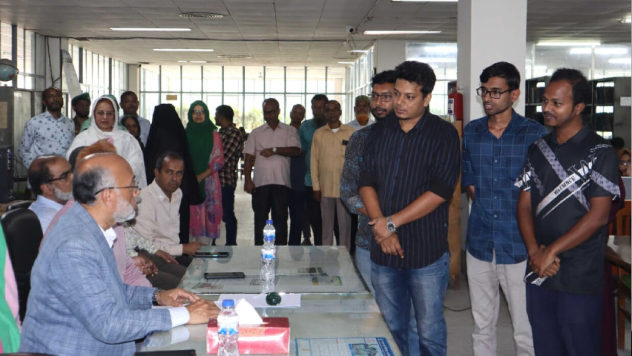  শিক্ষার্থীদের সঙ্গে মতবিনিময় করছেন উপাচার্য অধ্যাপক ড. এ কে ফজলুল হক ভূঁইয়া