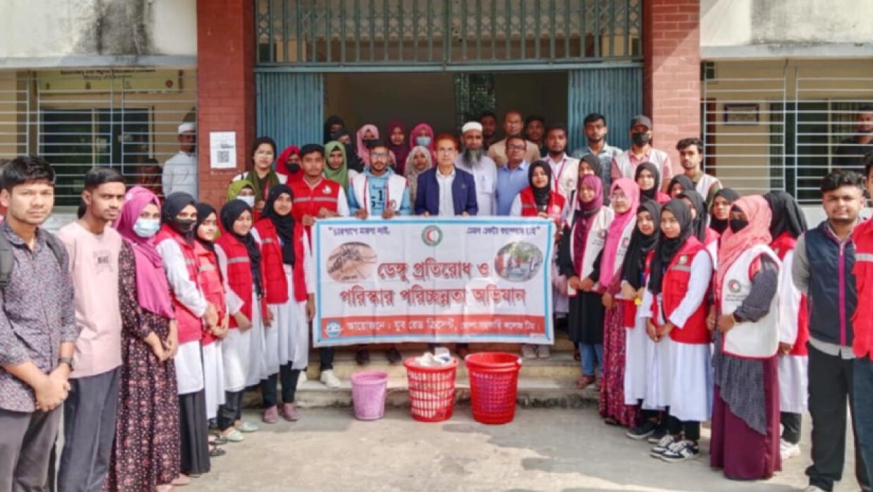 ভোলা সরকারি কলেজে ডেঙ্গু প্রতিরোধে পরিষ্কার-পরিচ্ছন্নতা অভিযান