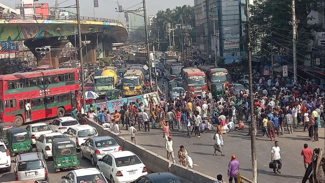 রাজধানীর বিভিন্ন জায়গার সড়ক ও রেলপথ অবরোধ