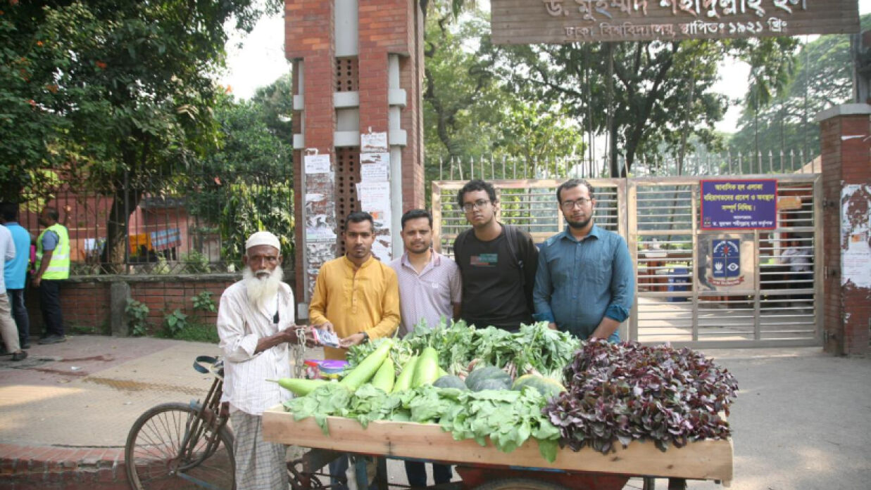 বৃদ্ধ রিকশাচালকে দেওয়া 
সবজিসহ ভ্যান