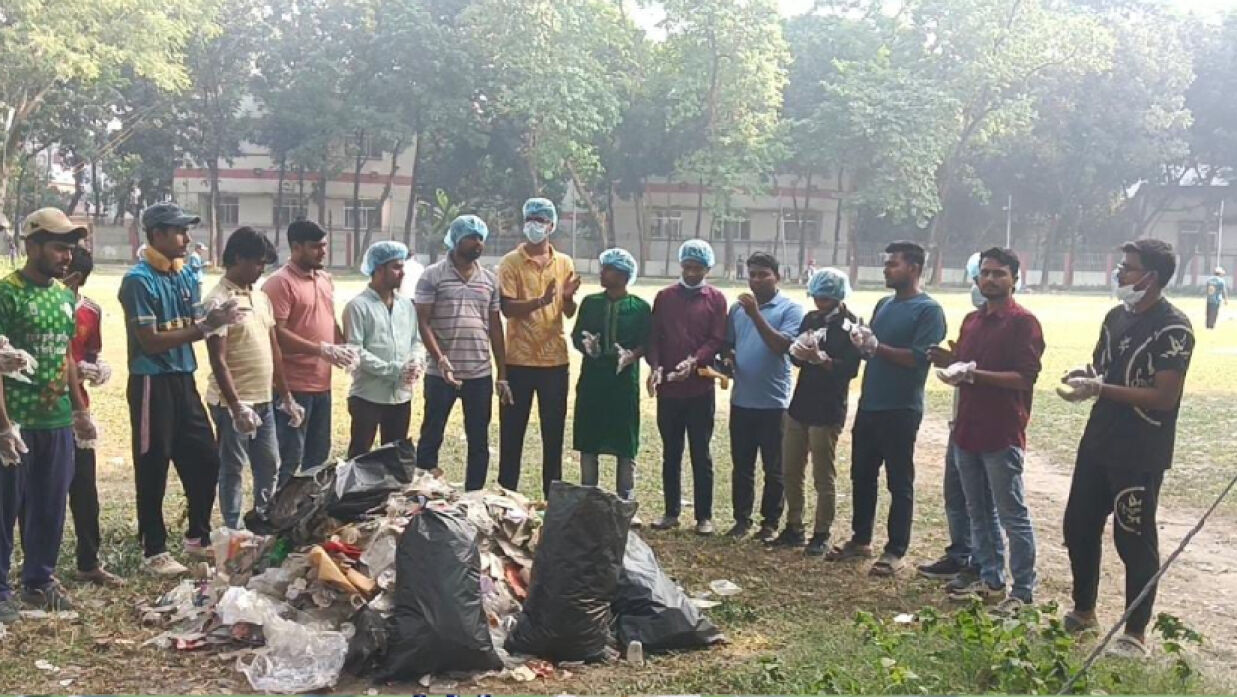 কনসার্টে নোংরা হওয়া ঢাকা কলেজ কেন্দ্রীয় খেলার মাঠ পরিষ্কার করেছেন ঢাকা কলেজ ছাত্রদলের নেতাকর্মীরা