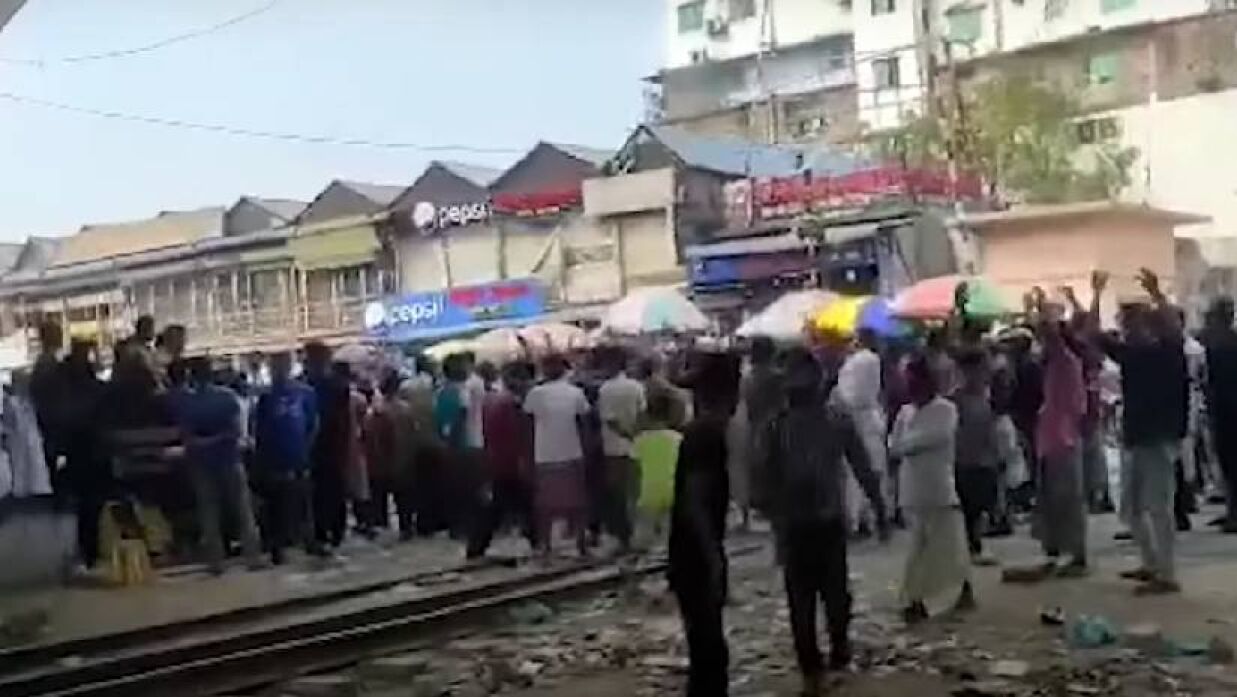 ফের অটোরিকশা চালকদের বিক্ষোভ, জুরাইনে ধাওয়া–পাল্টা ধাওয়া