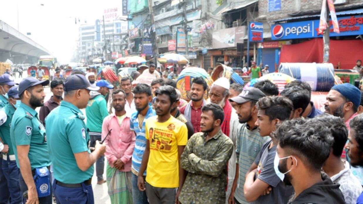 ব্যাটারিচালিত রিকশাচালক ও ডিএমপির সঙ্গে আলাপ