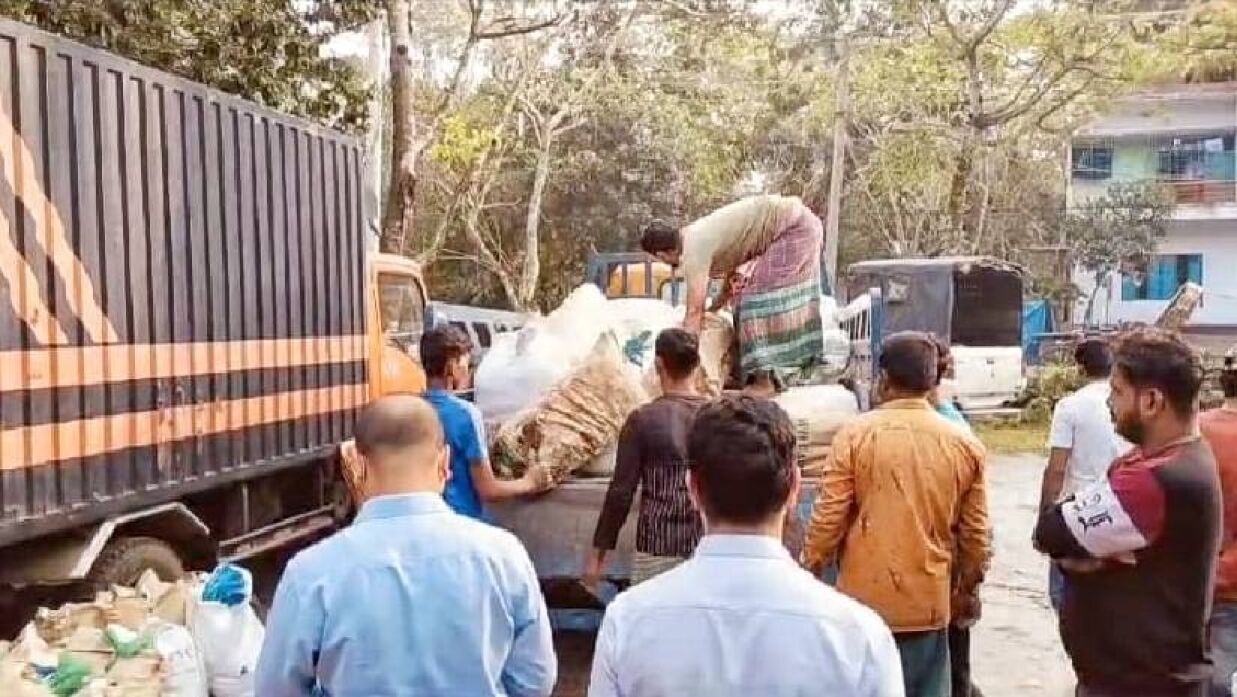 জব্দ কৃত পলিথিন পরিবেশ অধিদপ্তর বরিশাল বিভাগীয় কার্যালয় নিয়ে যাওয়া হচ্ছে