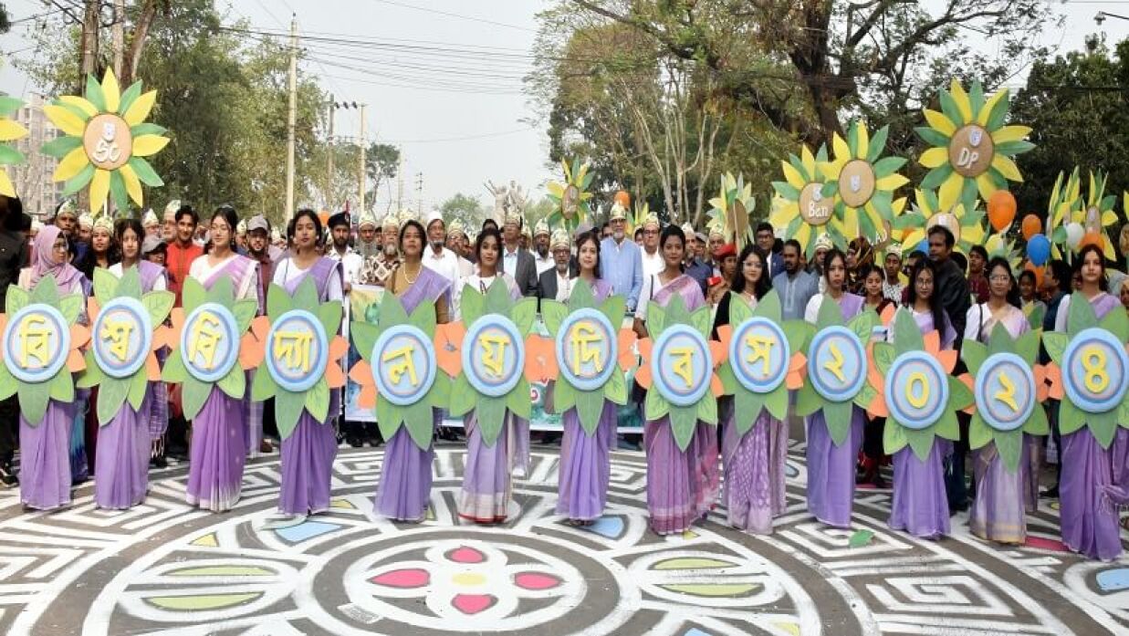 খুলনা বিশ্ববিদ্যালয় দিবসে সোমবার বর্ণাঢ্য শোভাযাত্রা বের করা হয়