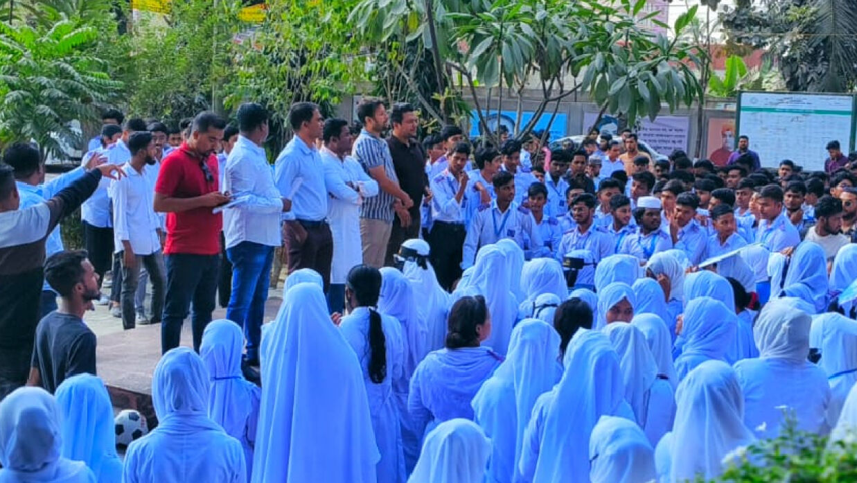 শিক্ষার্থীদের সঙ্গে মতবিনিময়