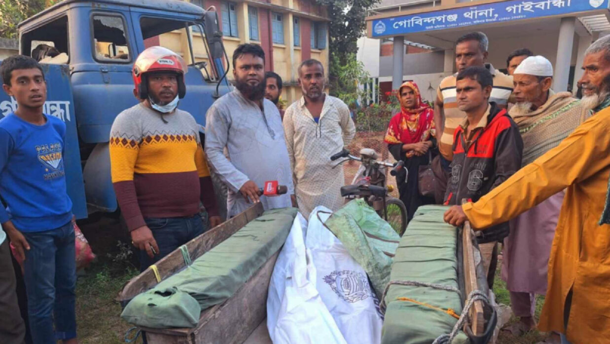 নিহত শাহিদুল প্রধানের লাশ উদ্ধার করে গোবিন্দগঞ্জ থানা পুলিশ