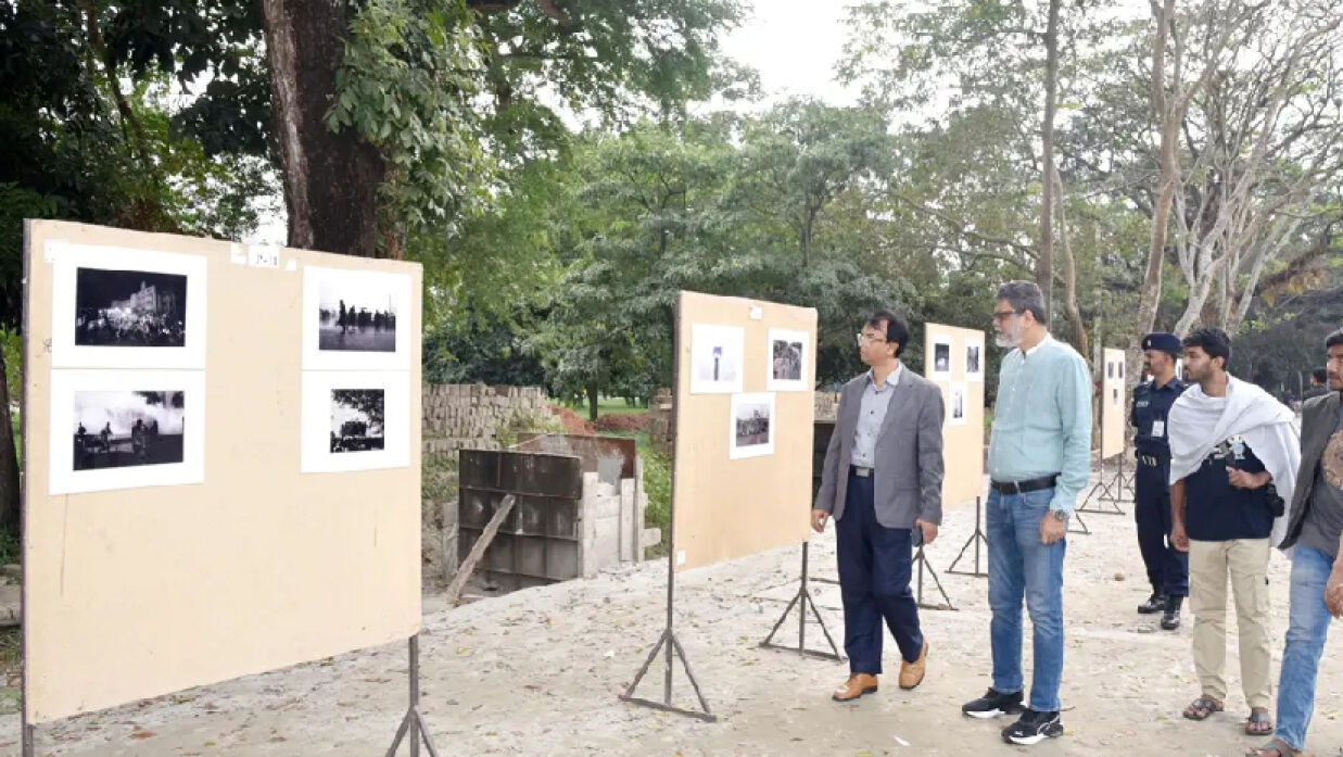 প্রদর্শনী ঘুরে দেখছেন উপ-উপাচার্য ড. মো. হারুনর রশীদ খান