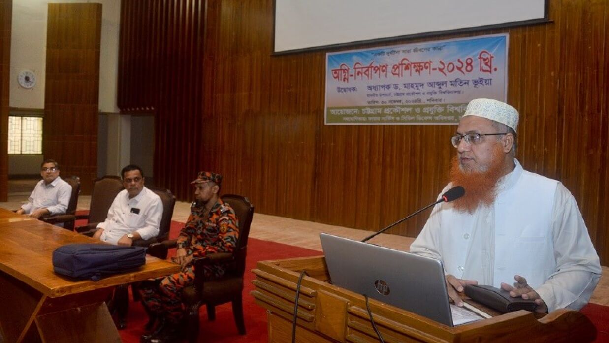 কর্মশালায় বক্তব্য দিচ্ছেন চুয়েট উপাচার্য অধ্যাপক ড. মাহমুদ আব্দুল মতিন ভূইয়া