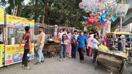 ক্যাম্পাস থেকে অবৈধ ভাসমান দোকান উচ্ছেদে বারবার ব্যর্থ ঢাবি প্রশাসন 