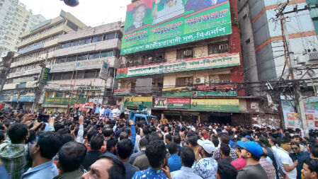 ভারতীয় দূতাবাস অভিমুখে পদযাত্রার জন্য বিএনপি কার্যালয়ের সামনে নেতাকর্মীদের ঢল