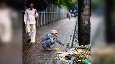 বাংলাদেশের রাস্তায় বৃদ্ধের ‘উচ্ছিষ্ট’ খাওয়ার ছবিটি আ’লীগ আমলের