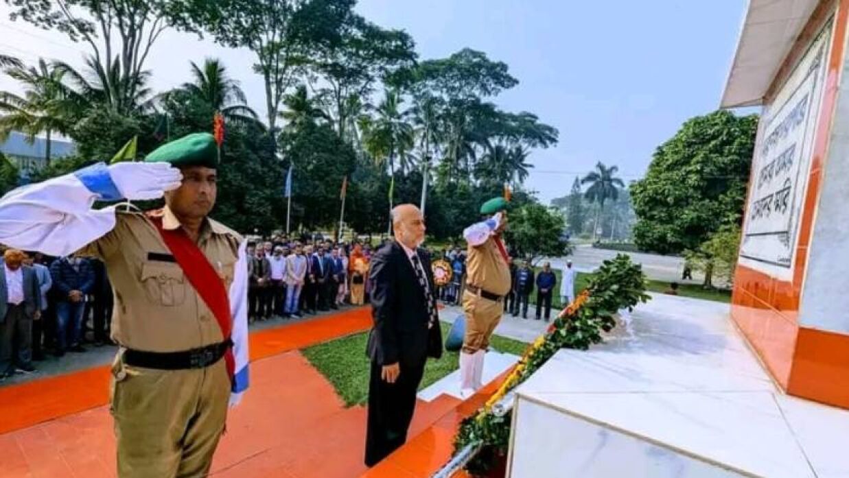 বাকৃবি মুক্ত দিবস উপলক্ষে মরণ সাগরে পুষ্পস্তবক অর্পণ করেন উপাচার্য