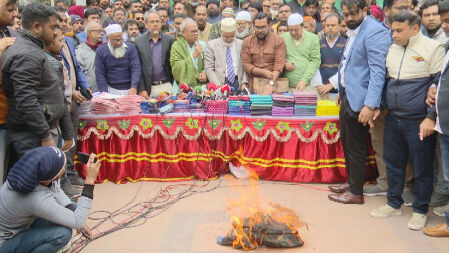 এবার বিছানার চাদর পুড়িয়ে ভারতীয় পণ্য বর্জনের ডাক দিলেন রিজভী