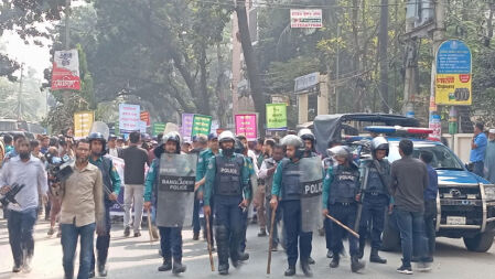 ভারতীয় আগ্রাসনের বিরুদ্ধে অবসরপ্রাপ্ত পুলিশ সদস্যদের প্রতিবাদ