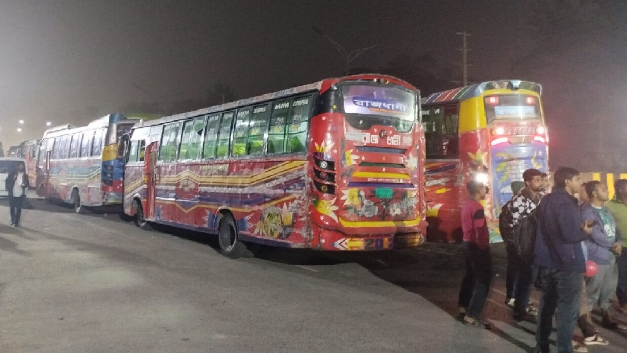 রাজধানী পরিবহনের ৩৫ বাস আটক করেছে জাবি শিক্ষার্থীরা