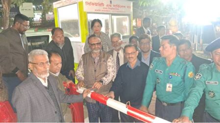 ঢাবিতে ৭ প্রবেশপথে গাড়ি প্রতিরোধক বেরিয়ার ও সিকিউরিটি বক্স উদ্বোধন