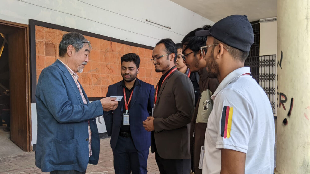 চুয়েট ক্যাম্পাসে দেশি-বিদেশি গবেষকদের একাংশ