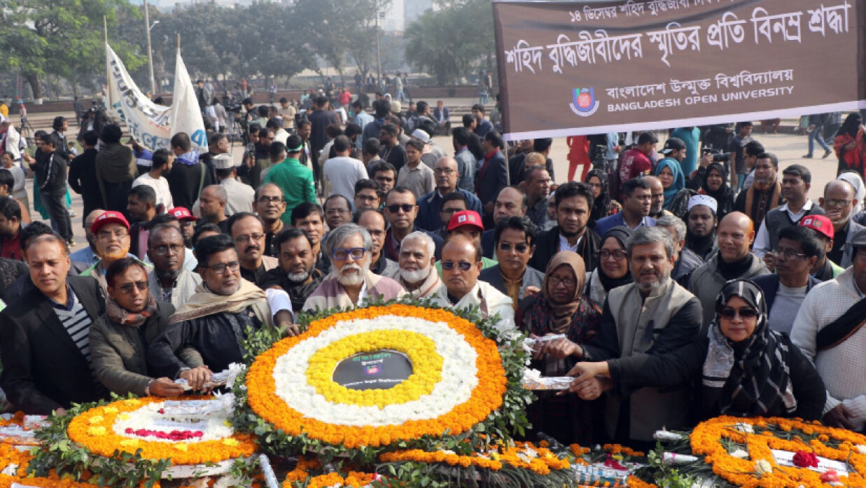 শহীদ বুদ্ধিজীবী দিবসে বুদ্ধিজীবী স্মৃতিসৌধে বাউবির পক্ষ থেকে শ্রদ্ধা জানানো হয়