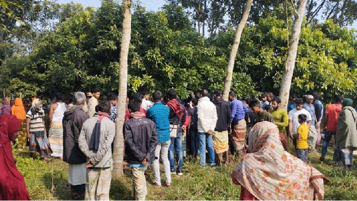 মরদেহ দেখতে ভিড় করেছেন স্থানীয়রা