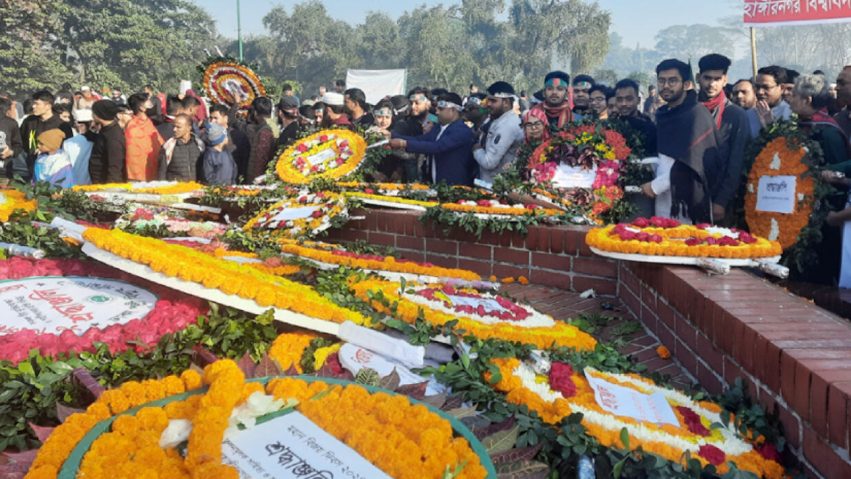 সাভারে স্মৃতিসৌধে একাত্তরের বীরদের শ্রদ্ধা জানাতে মানুষের ঢল নেমেছে