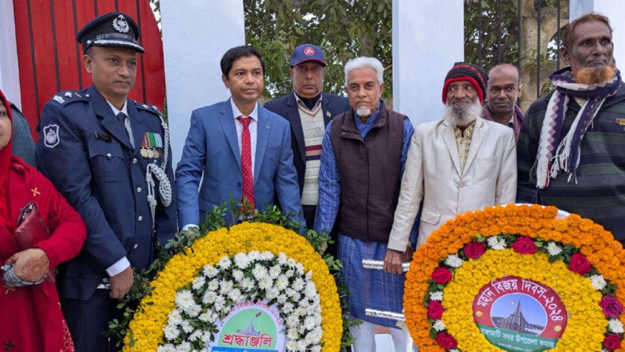 বিজয় দিবস উপলক্ষে রাঙ্গামাটি কেন্দ্রীয় শহীদ মিনারে পুষ্পস্তবক অর্পণ করা হয়