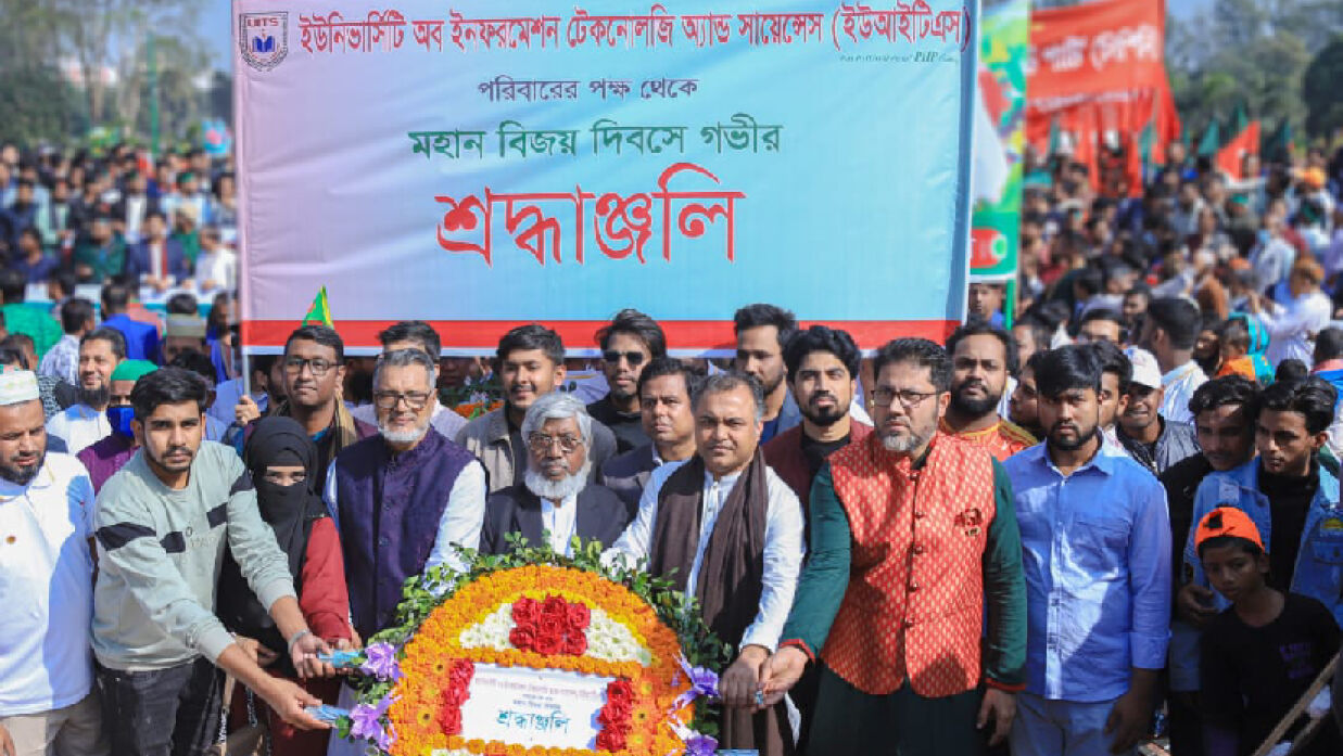 পুষ্পস্তবক অর্পণ করে শহিদদের প্রতি শ্রদ্ধা নিবেদন