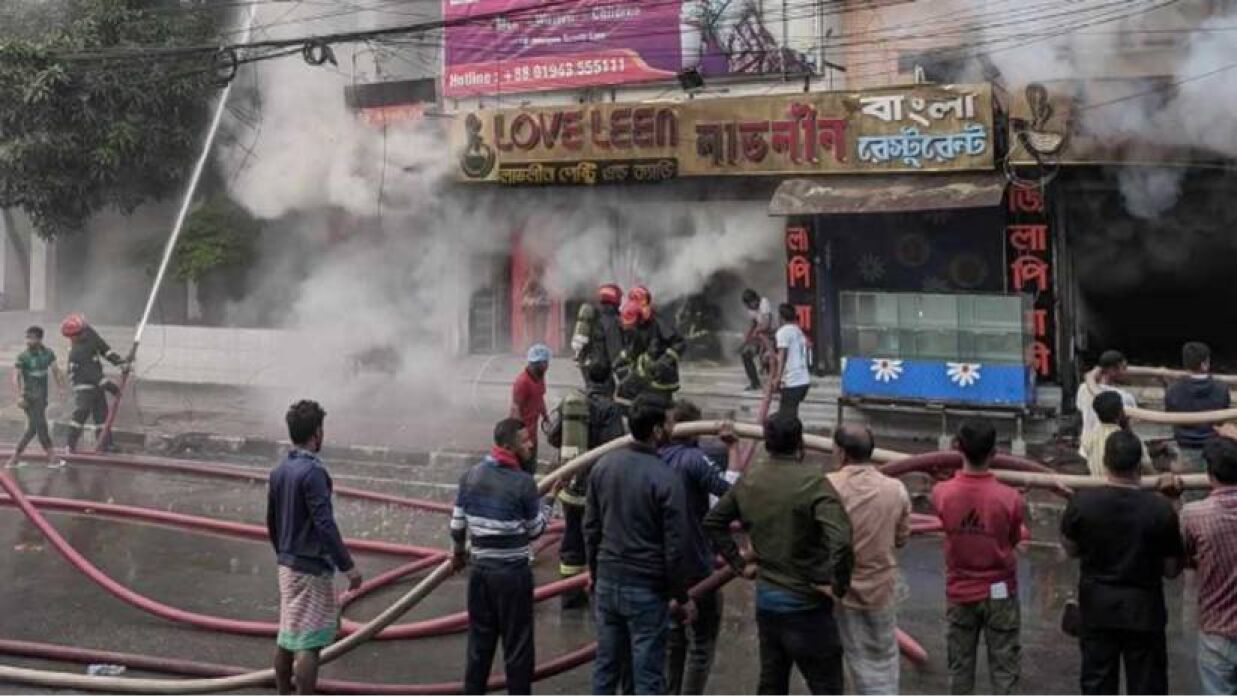 রাজধানীর উত্তরার ১২ নম্বর সেক্টরের লাভলীন রেস্তোরাঁয় অগ্নিকাণ্ডের ঘটনা ঘটেছে। আগুন নিয়ন্ত্রণে কাজ করছে ফায়ার সার্ভিসের ৯টি ইউনিট
